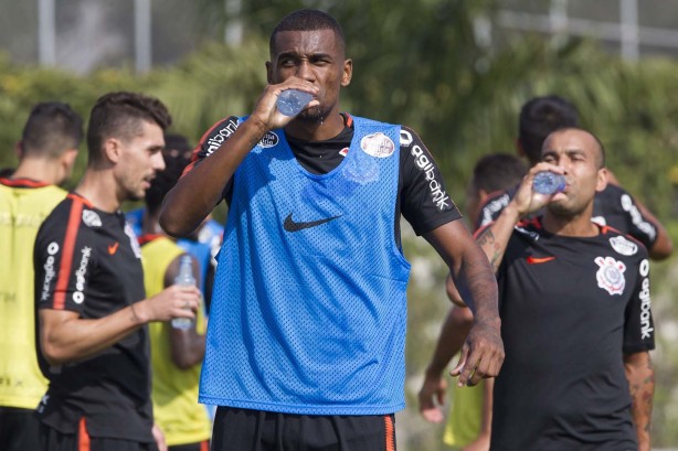 Jogadores em atividade no treino desta sexta