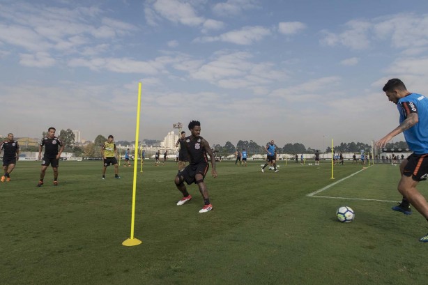 Jogadores em atividade no treino desta sexta