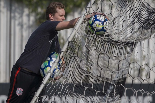 Jogadores em atividade no treino desta sexta