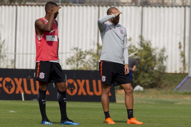 Jogadores em atividade no treino deste sábado