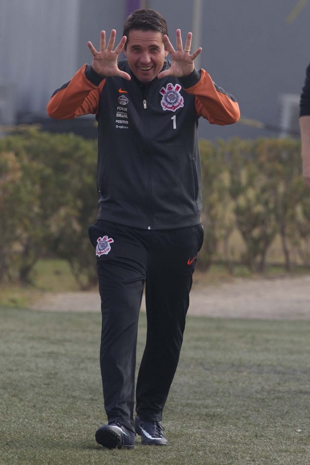 Osmar Loss observa os jogadores no treino desta sexta.