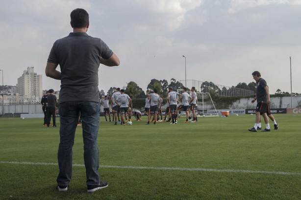 Osmar Loss observa os jogadores no treino desta quinta