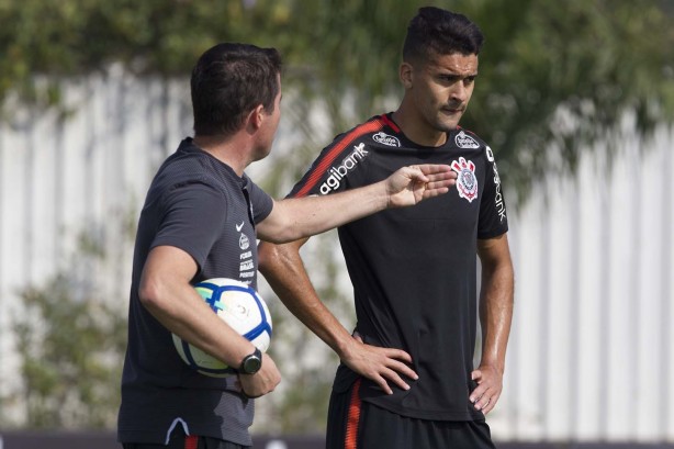 Osmar Loss observa os jogadores no treino desta sexta.