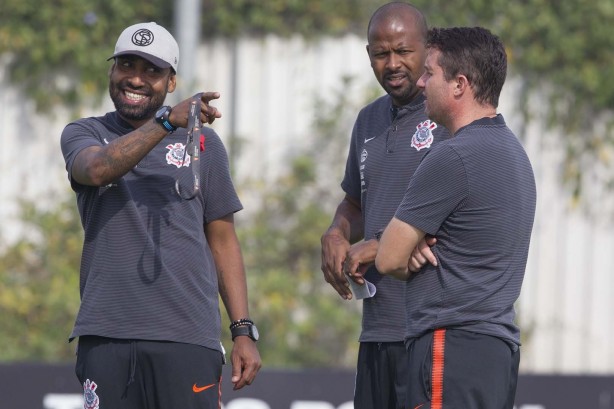 Osmar Loss observa os jogadores no treino deste sábado
