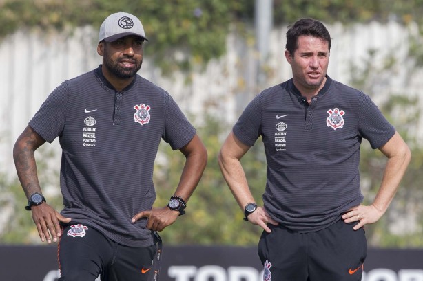 Osmar Loss observa os jogadores no treino deste sábado