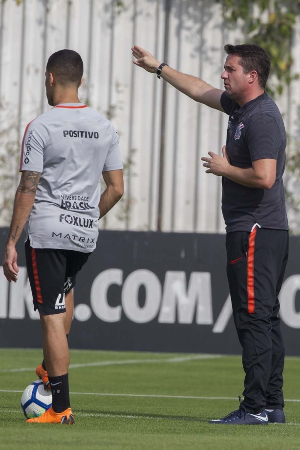 Osmar Loss orienta jogadores no treino deste sabado