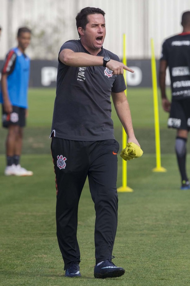 Osmar Loss orienta seus jogadores