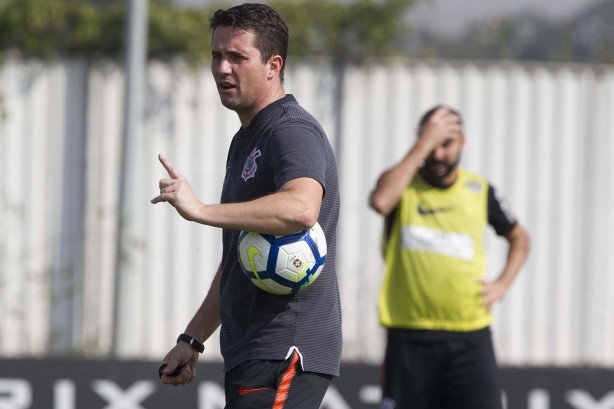 Osmar Loss passa orientações a seus jogadores no treino desta sexta.