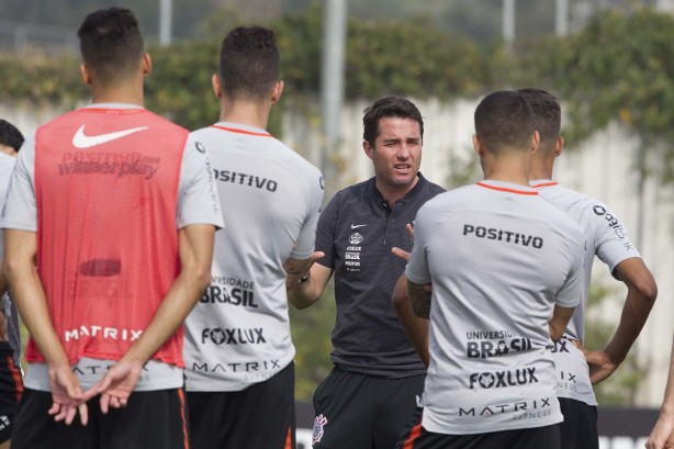 Osmar Loss passa orientações aos jogadores no treino deste sábado