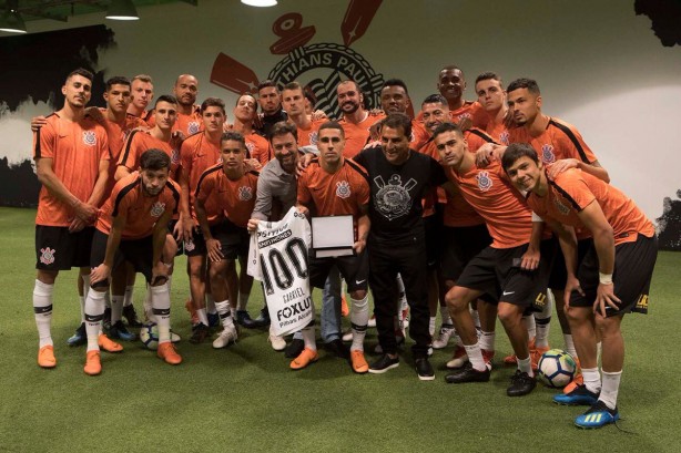 Jogadores com Gabriel no vestiário da Arena Corinthians