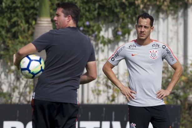 Jogadores em atividade no treino deste sábado