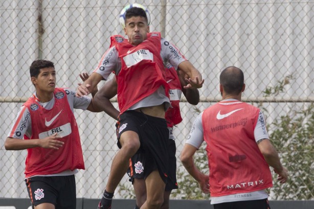 Jogadores em atividade no treino deste sábado