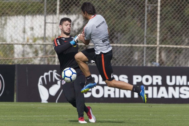 Jogadores em atividade no treino deste sábado