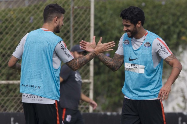 Jogadores em atividade no treino deste sábado