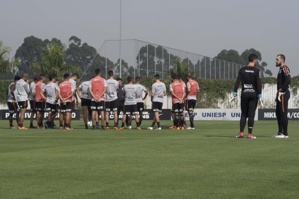 Jogadores em atividade no treino deste sábado