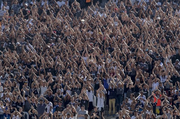 Mais de 27 mil torcedores compareceram ao jogo amistoso entre Grêmio e Corinthians, na Arena