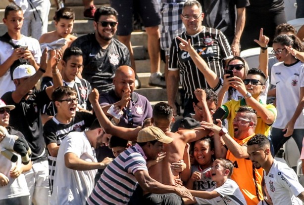 Matheus Matias feliz com seu primeiro gol com a camisa do Corinthians