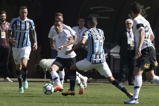 Osmar Loss modificou todo o time para o segundo tempo contra Grêmio, na Arena Corinthians