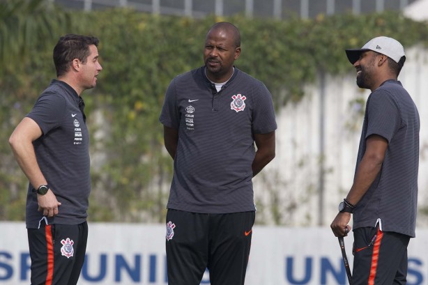 Osmar Loss observa os jogadores no treino deste sábado