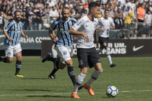 Thiaguinho atuando contra o Grêmio, na Arena Corinthians