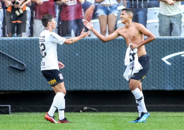 Vital cumprimenta Matheus Matias pelo gol anotado contra o Grêmio, na Arena Corinthians