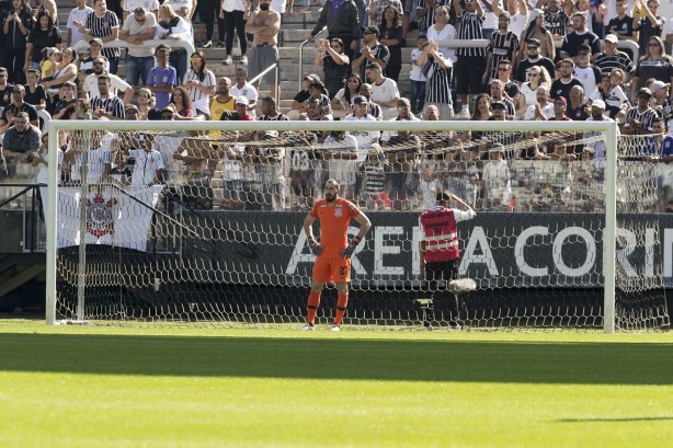 Walter é o goleiro titular da meta corinthiana enquanto Cássio não volta da Rússia