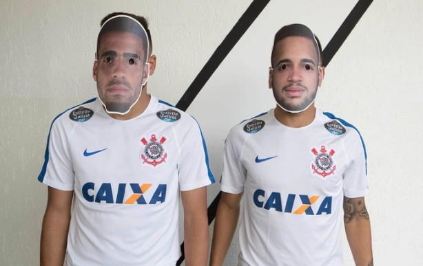 Gabriel e Maycon brincaram no CT aps confuso de rbitro em Drbi