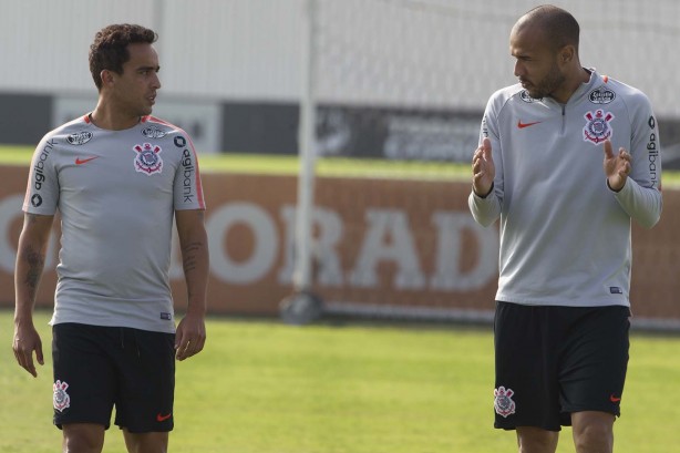 Jadson e Roger durante reapresentação do elenco no CT Joaquim Grava
