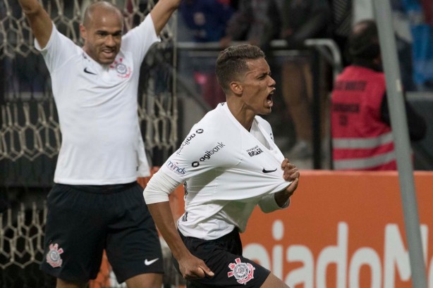 Em jogada de Marquinhos Gabriel, Pedrinho anota o segundo do Timão contra o Cruzeiro