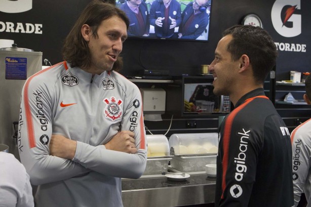 O goleiro Cássio, que acabou de voltar da Seleção, conversa com Rodriguinho