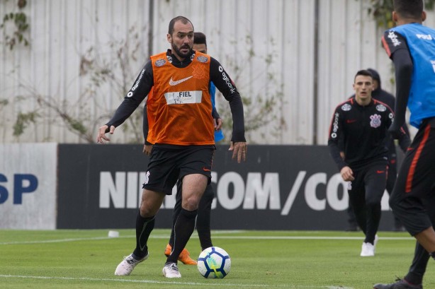 O meia Danilo no treinamento que antecede o último amistoso contra o Cruzeiro