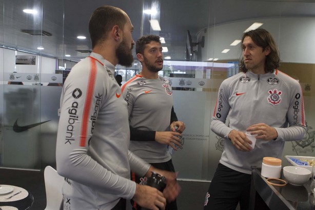 Os goleiros Cássio, Walter e Caíque no treinamento de hoje no CT