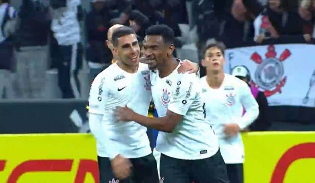 Paulo Roberto comemora gol sobre Cruzeiro, o primeiro dele pelo Timão
