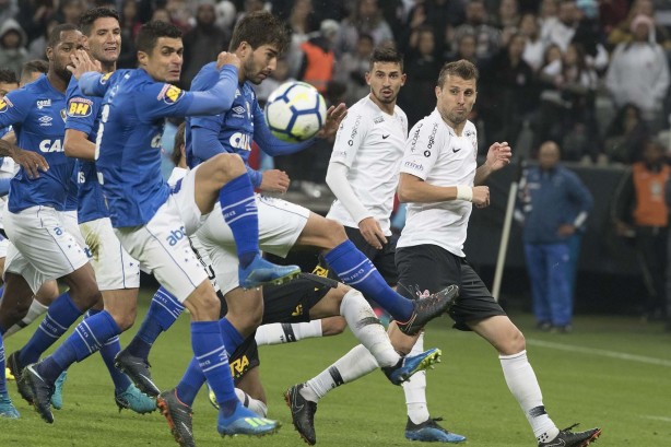 Henrique durante jogada de ataque do Cruzeiro, no amistoso que aconteceu na Arena Corinthians