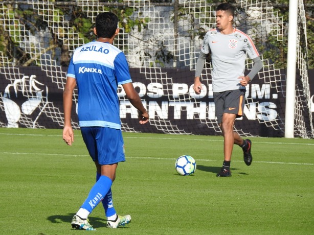 Léo Santos durante o jogo-treino contra o São Caetano, no CT
