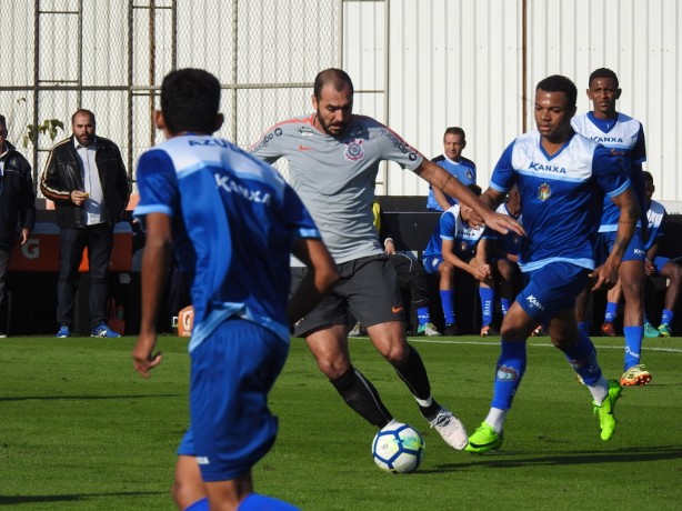 O meia Danilo no jogo-treino contra o São Caetano, no CT