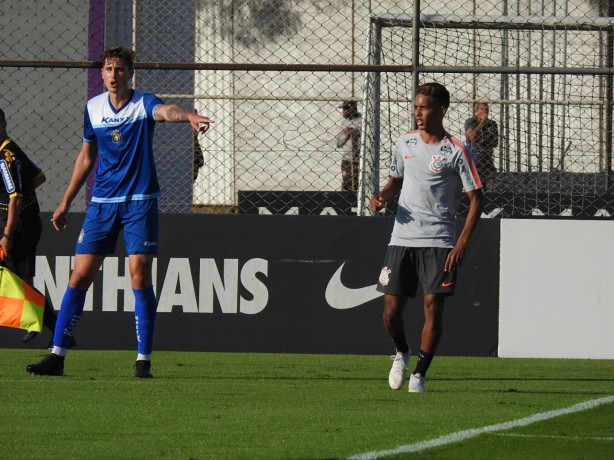 Pedrinho durante o jogo-treino contra o São Caetano, no CT