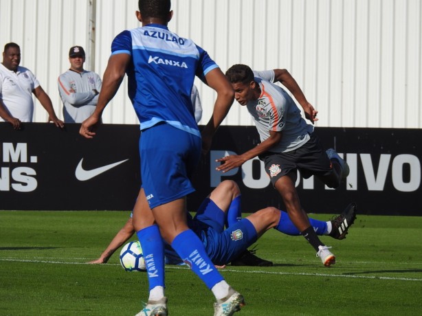Pedrinho sofrendo forte marcação durante o jogo-treino contra o São Caetano, no CT