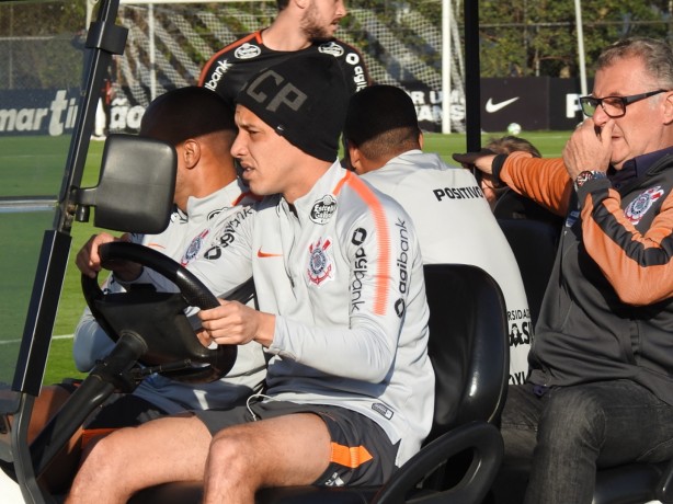 Rodriguinho e demais atletas chegando ao jogo-treino contra o São Caetano, no CT