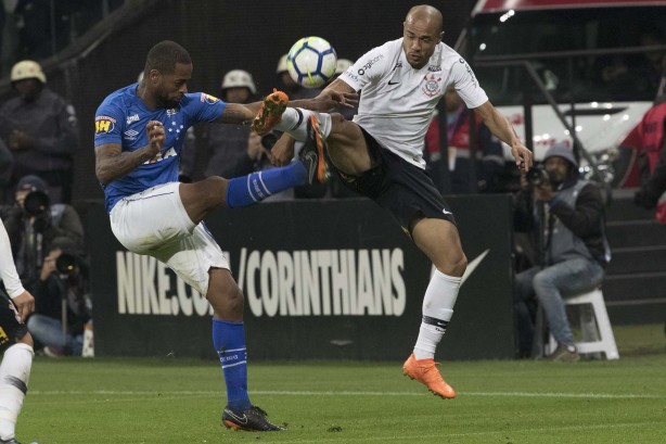 Roger durante amistoso contra o Cruzeiro