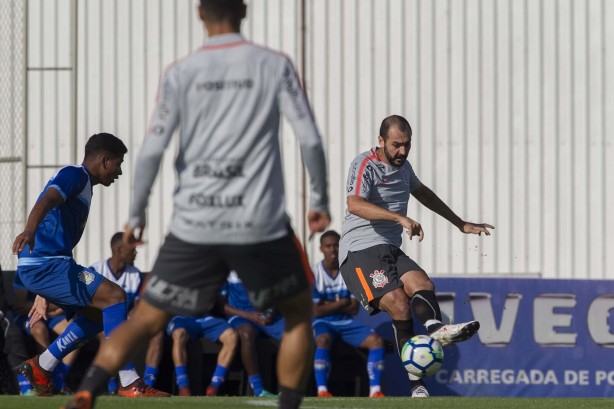 Danilo durante jogo-treino contra o São Caetano