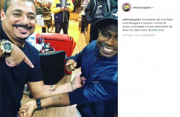Edílson e Vampeta registraram a tatuagem em rede social do Capetinha