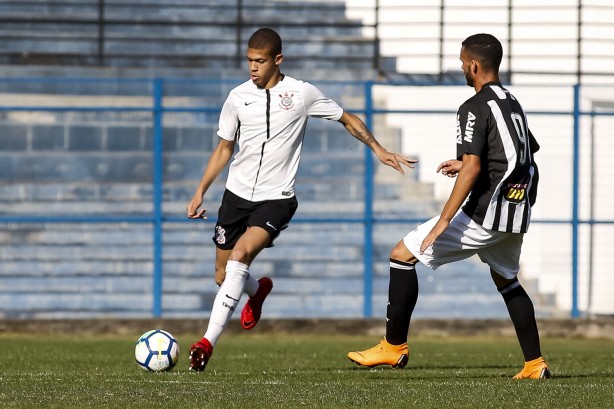 João Vitor no jogo contra o Atlético-MG pelo Brasileirão sub-20