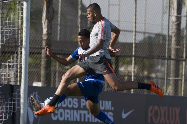 O atacante Jonathas durante jogo-treino contra o São Caetano