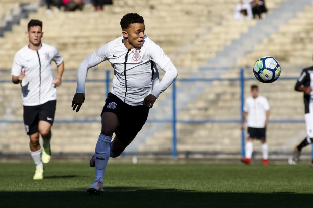 Rafael Bilu atuando contra o Atlético-MG pelo Brasileirão sub-20
