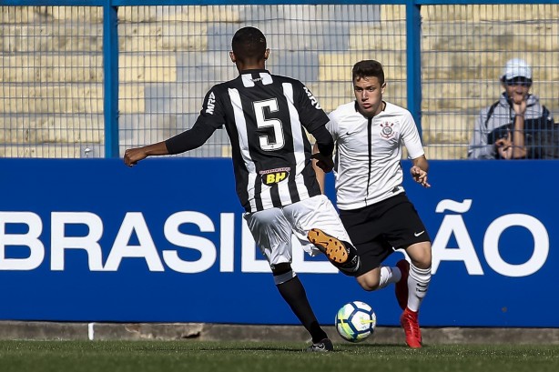 Rafinha no duelo contra o Atlético-MG pelo Brasileirão sub-20