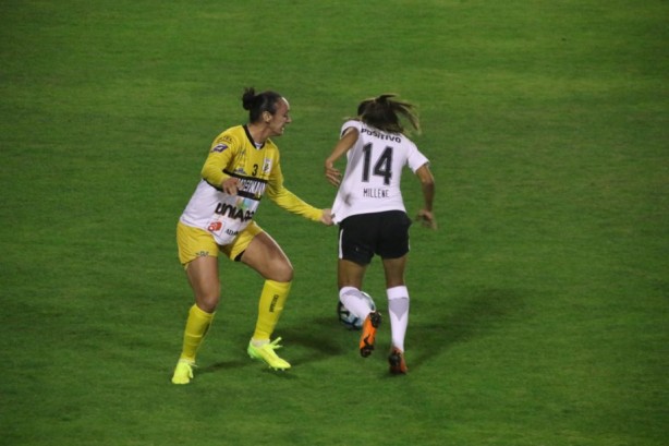 Só na falta! - Millene é puxada pela camisa durante jogo no Parque São Jorge