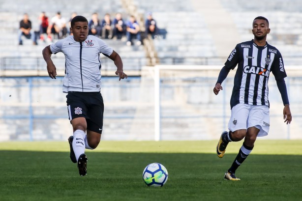 Vitinho durante jogo contra o Atlético-MG pelo Brasileirão sub-20