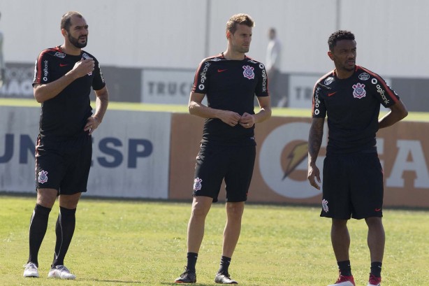 Danilo e zagueiro Henrique no treinamento de hoje no CT