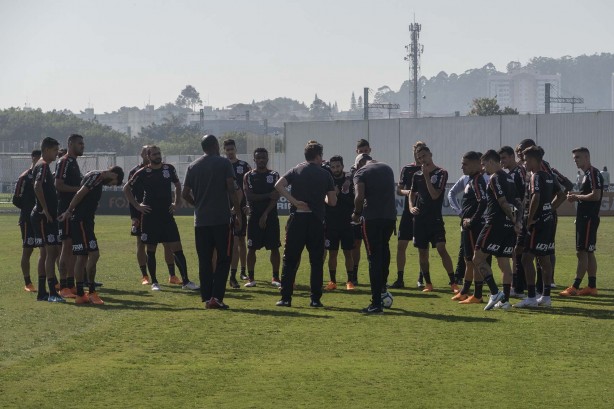 Elenco reunido para o treino deste sábado no CT Joaquim Grava